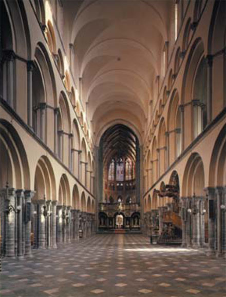 moyen-age-architecture-roman scaldien-cathedrale tournai intérieur