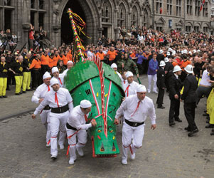 processions-car-dor-combat-lumecon-doudou-mons
